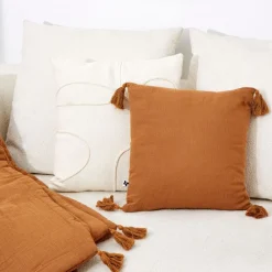 Coussin camel avec pompons en gaze de coton 40x40cm - Gaia