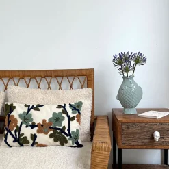 Coussin en coton brodé fleuri écru 30x50cm