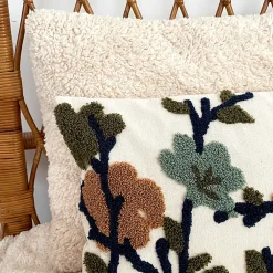 Coussin en coton brodé fleuri écru 30x50cm