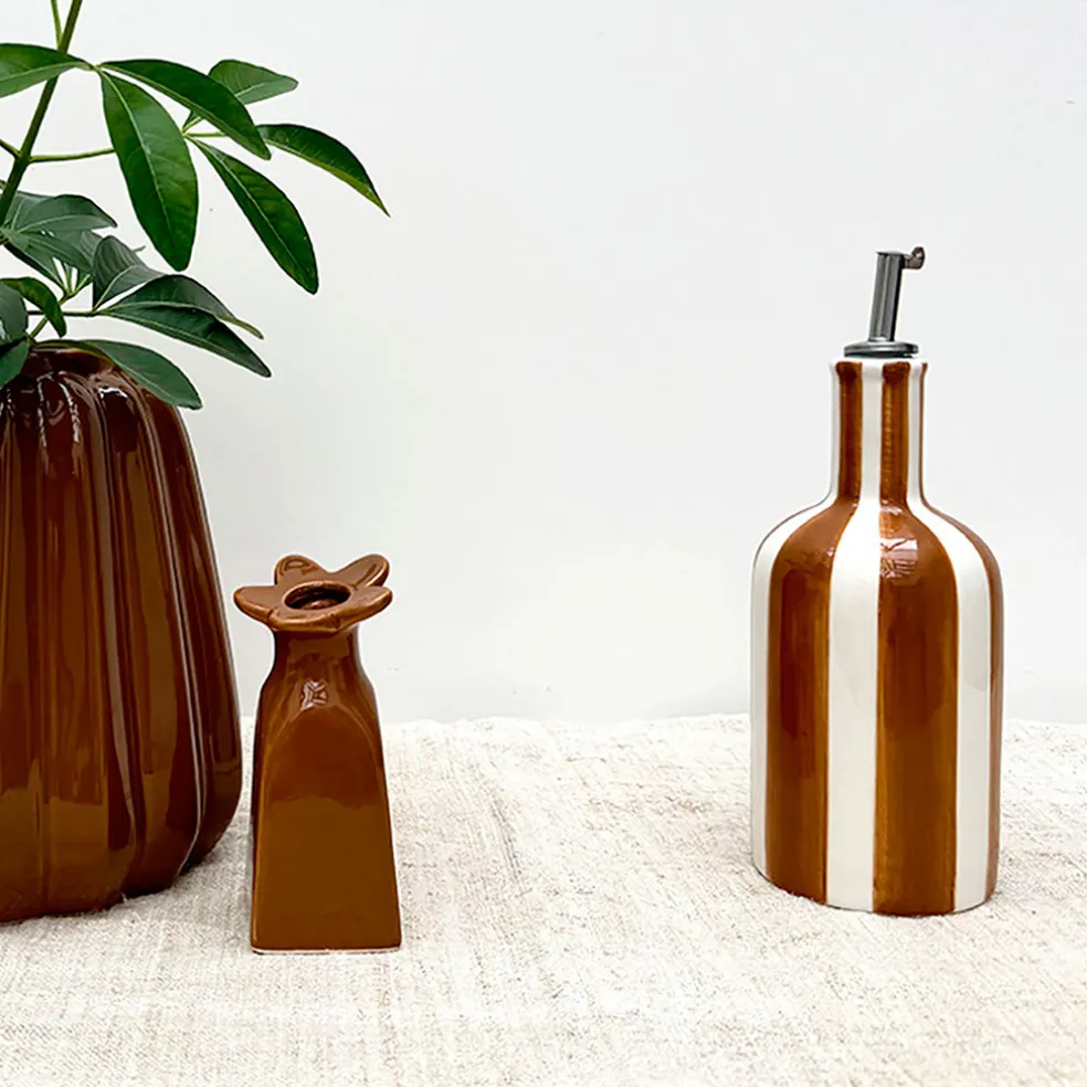 Huilier en faïence rayé marron h22cm