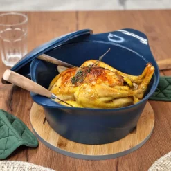 L'incroyable Cocotte myrtille d24cm avec poignée en métal