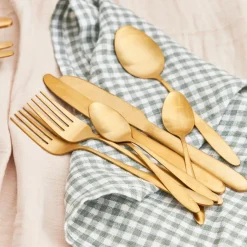 Ménagère 16 pièces en acier doré